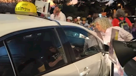 מחאה מול אולפני החדשות, צילום: מסך, פייסבוק לירי בורק שביט